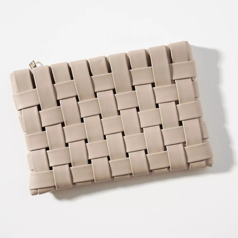 Anthropologie LINDY WOVEN CLUTCH NWT still in bag
Style No. 66256215 Beige